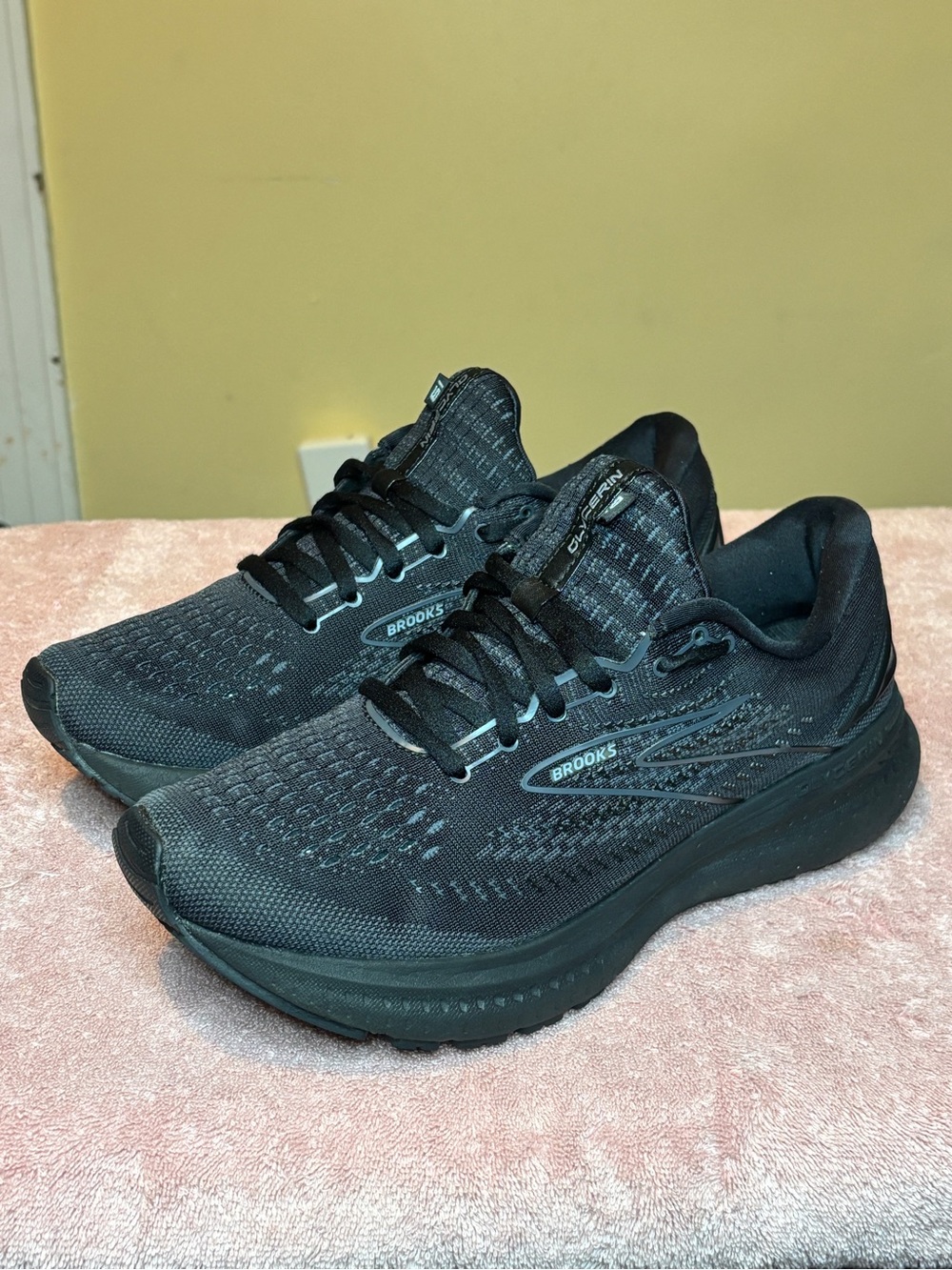 BROOKS 'Glycerin 19' Mens Size 9 Black on Black Running Shoes Womens size 10